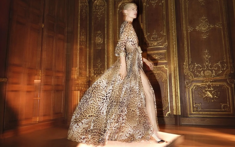 Roberto Cavalli, la campagna SS23 inno alla libertà femminile Roberto Cavalli, la campagna SS23 inno alla libertà femminile