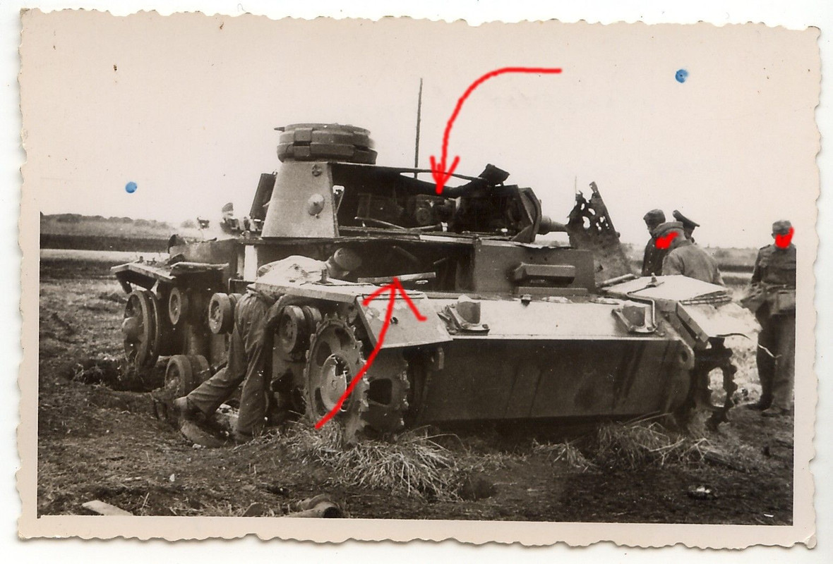 Deutscher Panzer III mit extremen Beschußschäden