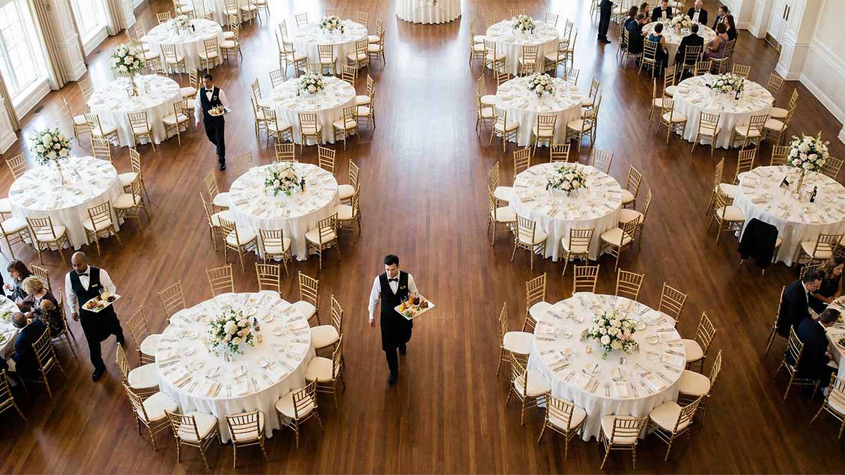 Вид сверху на банкетный зал: широкие проходы между столами обеспечивают комфортное обслуживание.