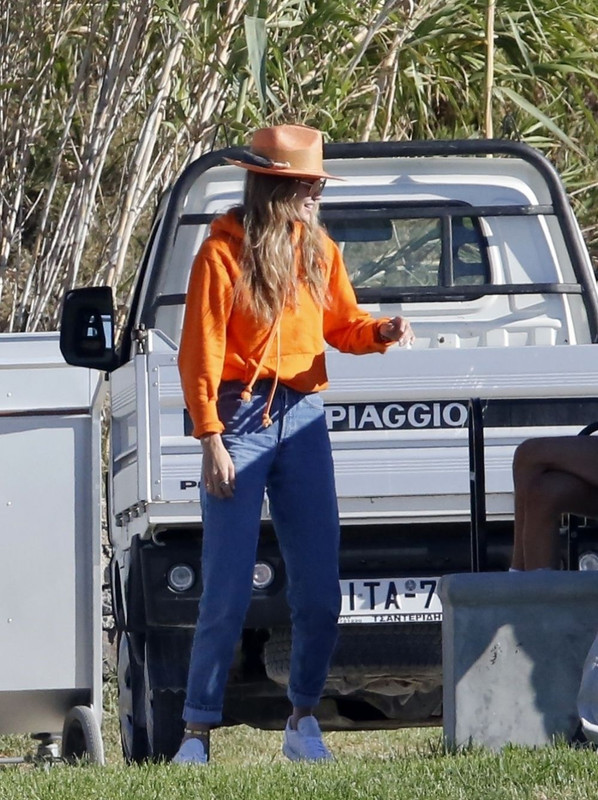 gigi-hadid-arrives-in-a-helicopter-at-mykonos-06-29-2018-4