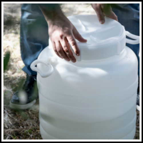 FUSTO TANICA BIDONE A BOCCA LARGA PER ALIMENTI OLIO OLIVE CEREALI ACQUA LIQUIDI CON GUANTI DA LAVORO