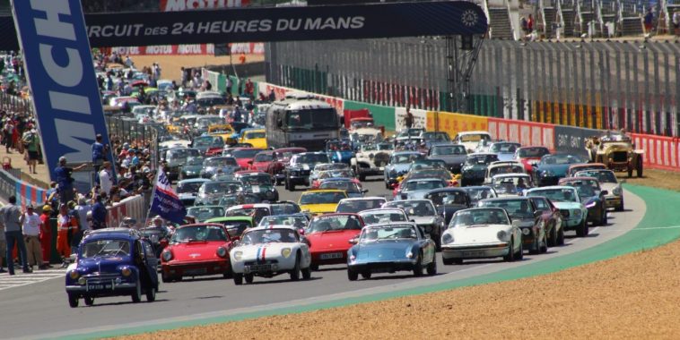 CLASSIC-DAYS-LE-MANS-2019-Le-départ-de-la-GRANDE-PARADE-AUTOSUR-703-voitures-en-piste-Photo-Emmanuel