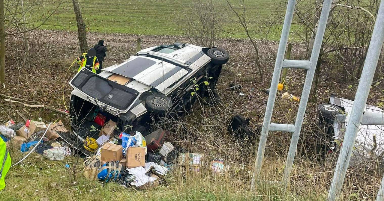 Árokba csapódott egy ukrán furgon az M3-son – Balesetinfo