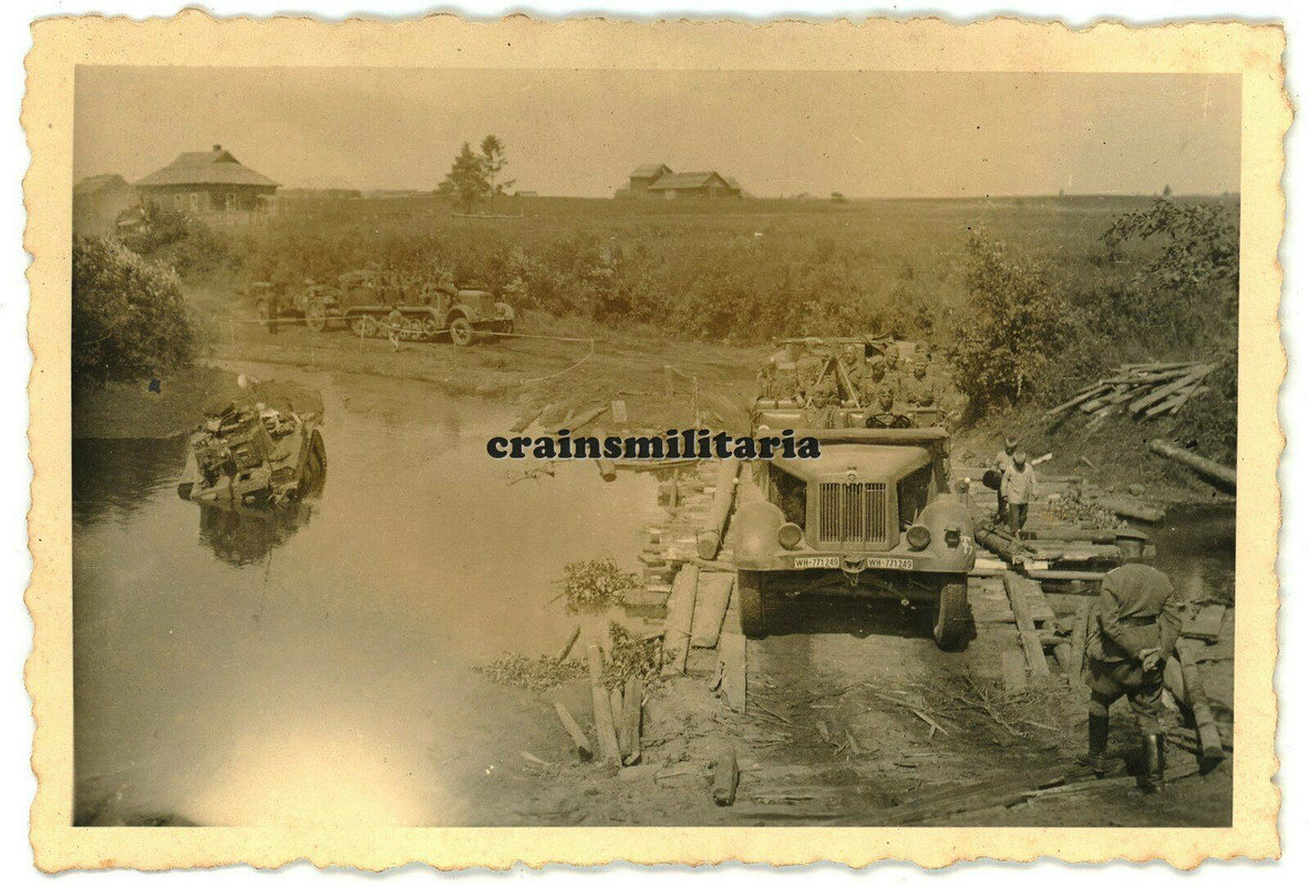 Orig. Foto SdKfz Halbkette auf Brücke bei Beute Panzer  Tank Russland
