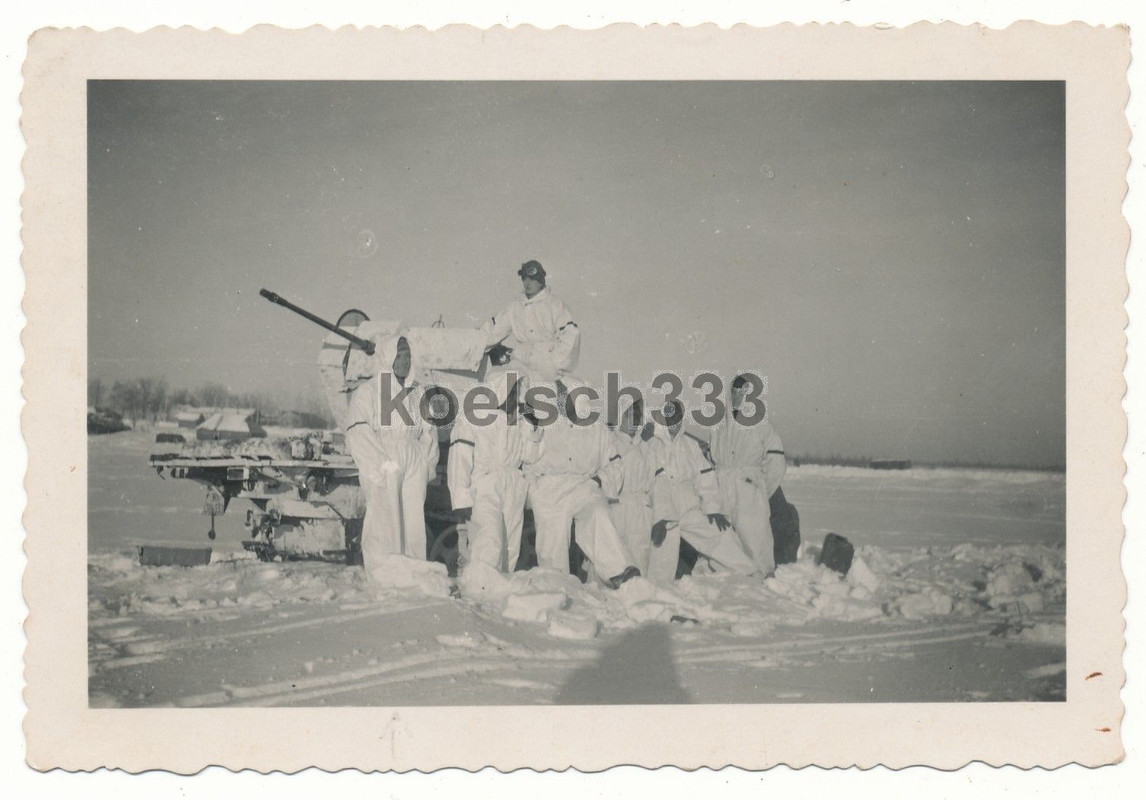 Foto Kanoniere in Schneetarnanzügen an Flak Panzer Halbkette in 