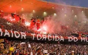 Torcida do Flamengo com sinalizadores