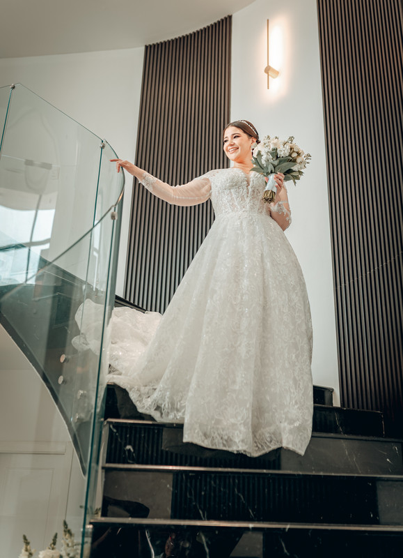 Novia bajando las escaleras