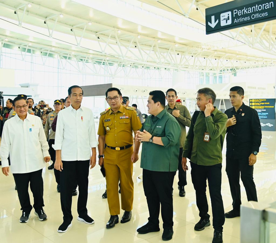 Presiden Jokowi meninjau kegiatan dan fasilitas yang ada di Bandara Kertajati, Jabar, Selasa (11/07/2023). Ia mengatakan bahwa penerbangan dari Bandara Husein Sastranegara akan dipindahkan mulai Oktober 2023.
