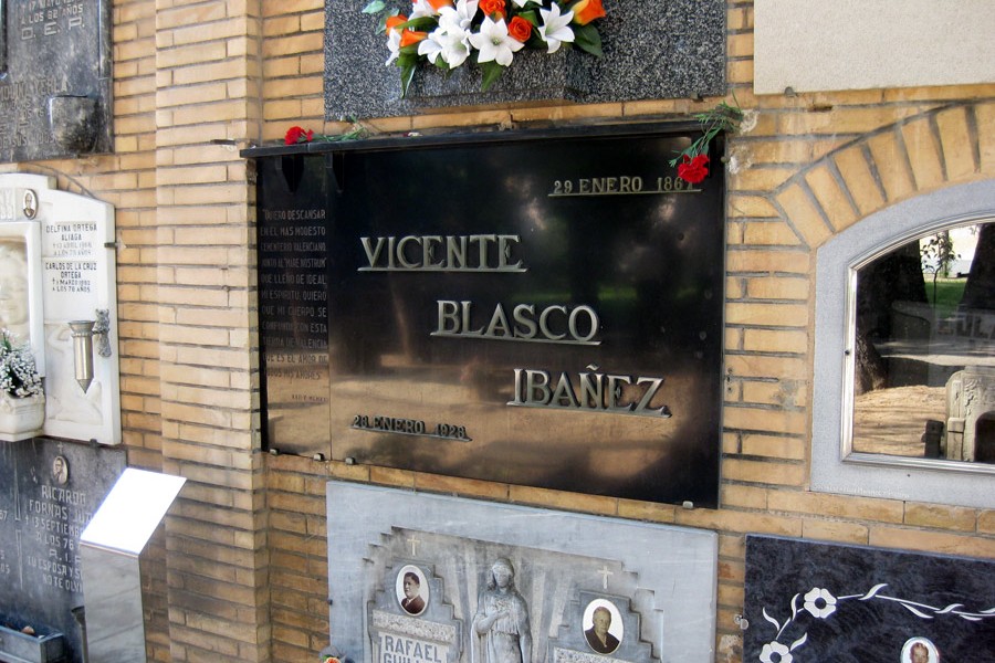 lapida-blasco-ibanez-cementerio-general-valencia-museo-del-silencio-900x600