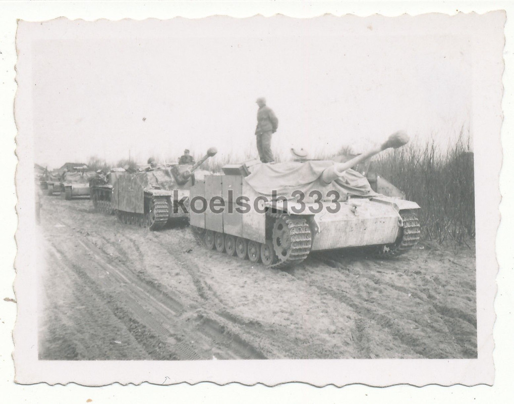 Foto Sturmgeschütz Brigade 322 StuG Panzer mit S