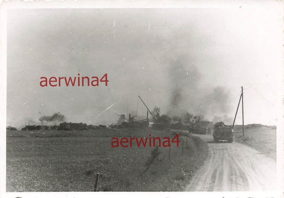 Vormarsch deutsche Schützenpanzer 251-1 bei Ostrow Russland Ostfront