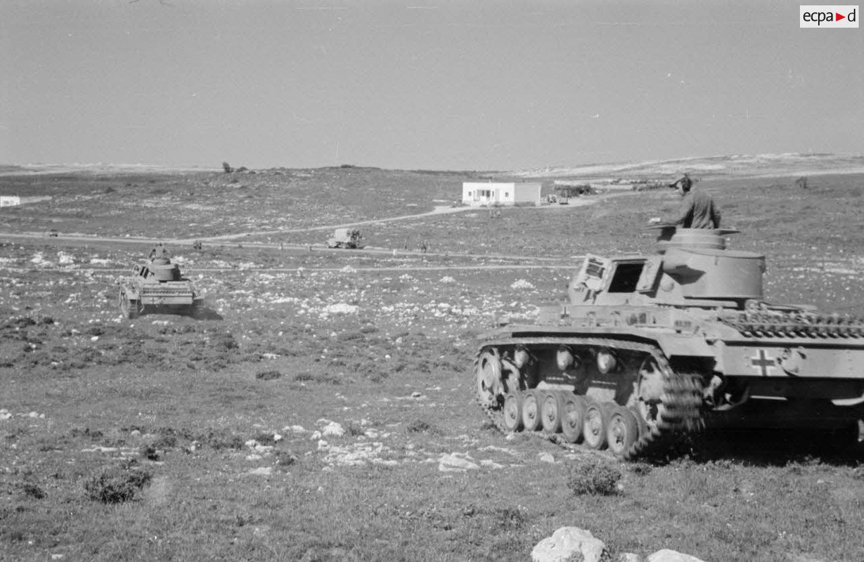 Les chars Panzer III démarrent puis quittent le lieu de la cérémonie militaire (6)