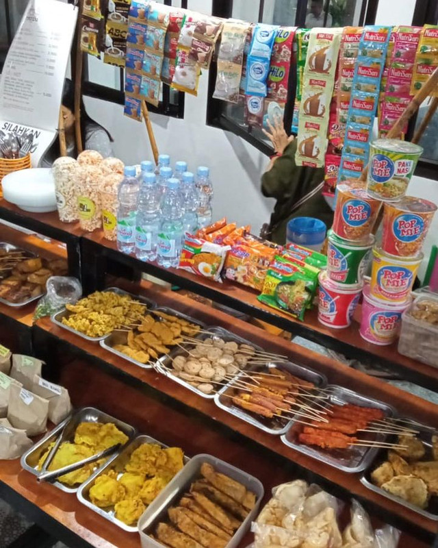 Angkringan Tajzu, pilihan tempat makan siang enak dekat kawasan Malioboro.