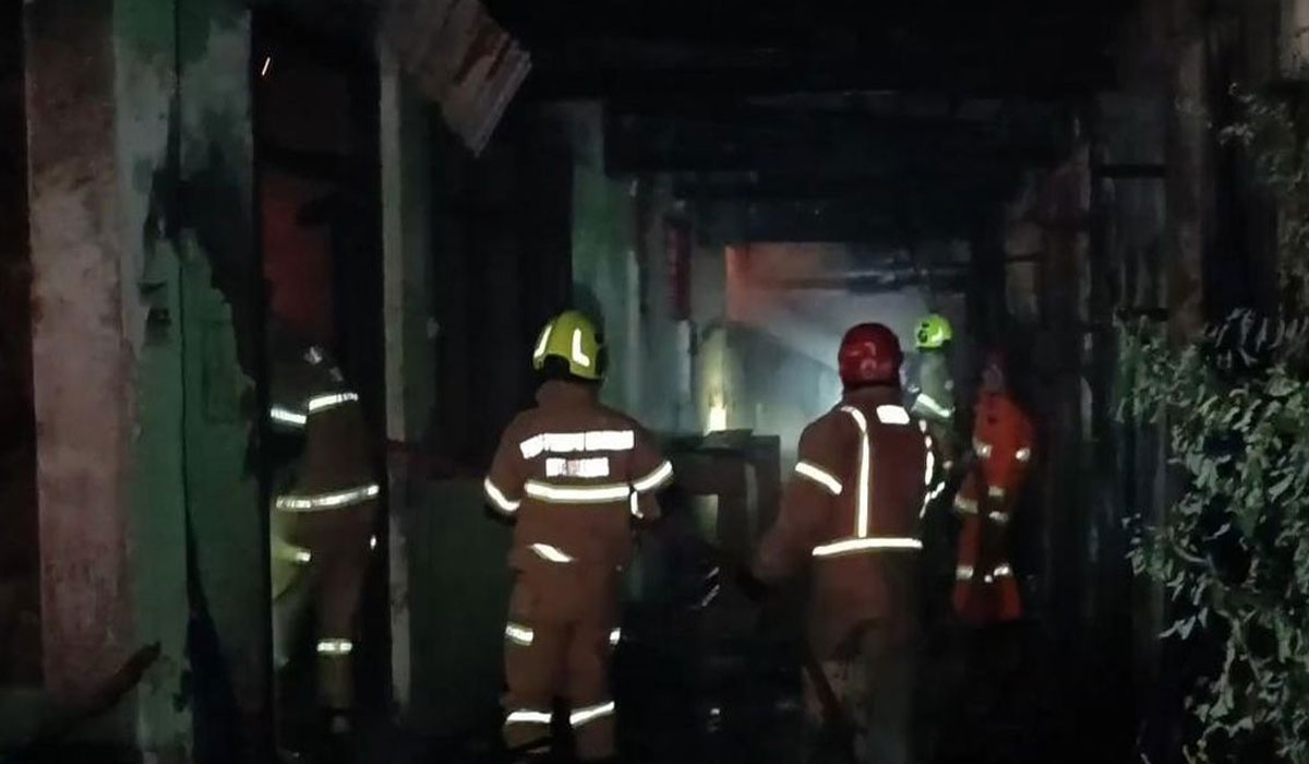 Ludes Dilahap Api! Rumah Kosong di Jalan Rehabilitasi Makassar Terbakar Hebat!