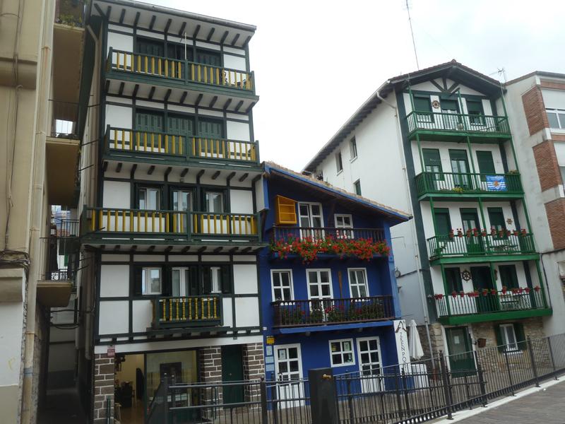 Dia 1 .- Vuelo de ida y Hondarribia - 6 días en el País Vasco. (1)