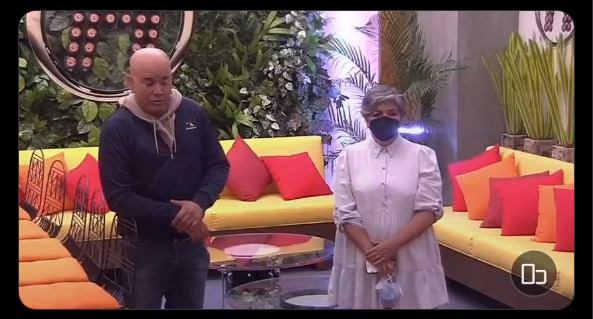 Alumnos de La Academia 20 Años encuentran gusanos dentro de su comida