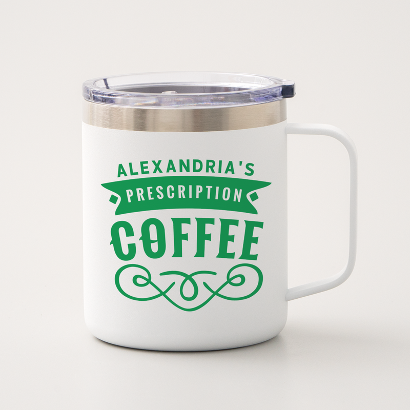 Una persona aplicando un diseño de vinilo Cricut Smart en una taza.