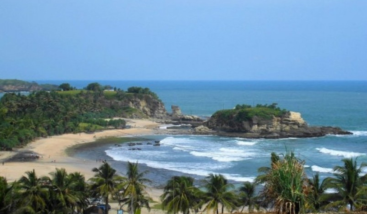 Keindahan Pantai Batu Gong Dengan Pasir Putih dan Ombak Sangat Tenang