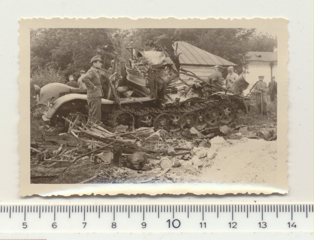 FOTO KAMERADEN MIT ZERSTÖRTEM HALBKETTENFAHRZEUG