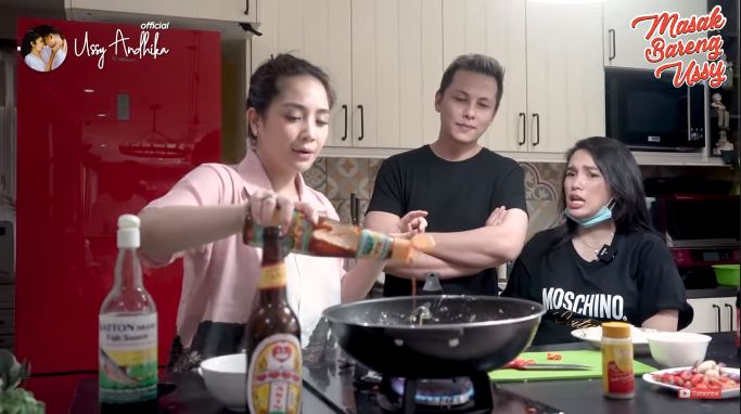 Nagita Slavina masukkan air panas ke saus tiram
