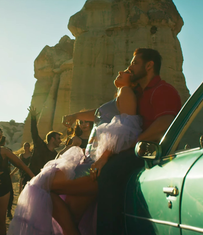 sexy-katrina-kaif-with-salman-khan-in-le-ke-prabhu-ka-naam-tiger-3