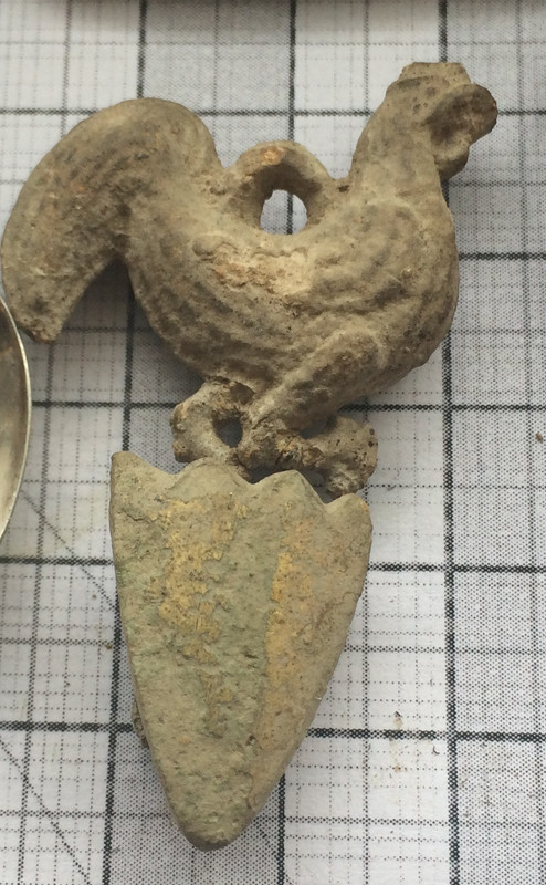 lintu riipus ja nahkahärpäke