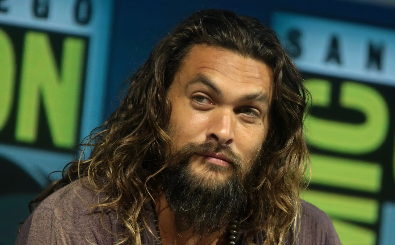 Jason Momoa se desnudó para darse una ducha ecológica en público, aquí el video