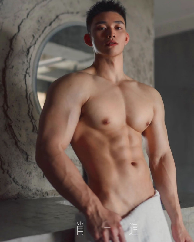 Photo shared by Chinese hunks 全球華男 on July 11, 2023 tagging @xiao1qian, and @hothunk_china_.