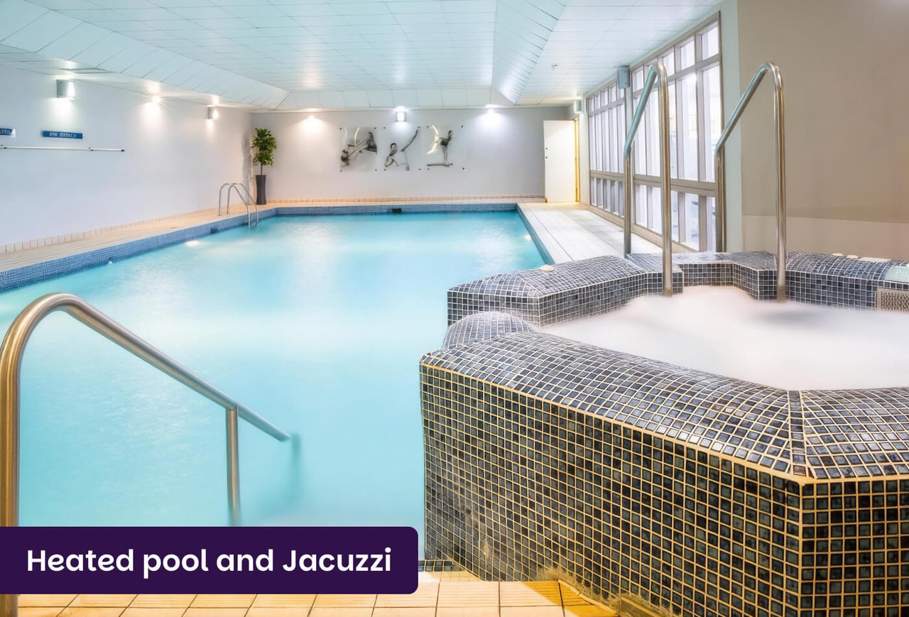 Swimming pool and Jacuzzi at New Place Hotel