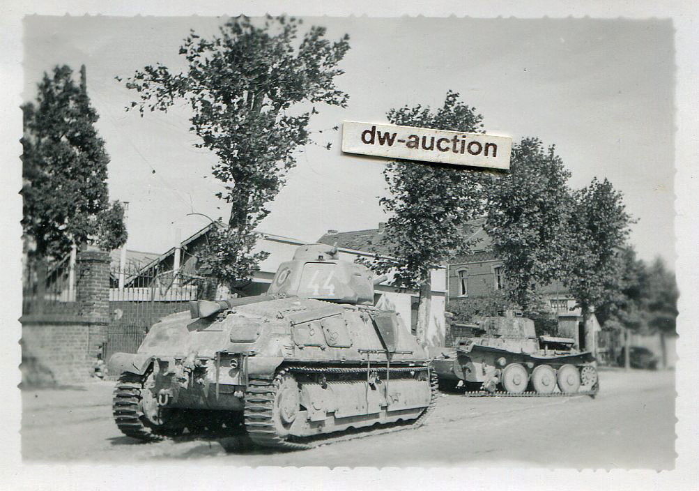 Frankreich , französischer Panzer mit Nummer 44 auf Turm und zerstörter Panzer