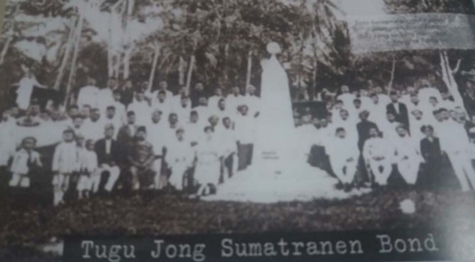 Anggota Jong Sumatranen Bond Berfoto di Tugu Jong Sumatra / Tugu Pemoeda