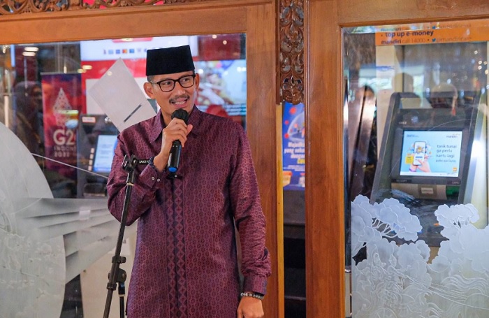 Sandiaga Uno dalam persesmian bazar UMKM Ramadhan Fest 2023 di Kantor Kementerian Pariwisata dan Ekonomi Kreatif, Jakarta.