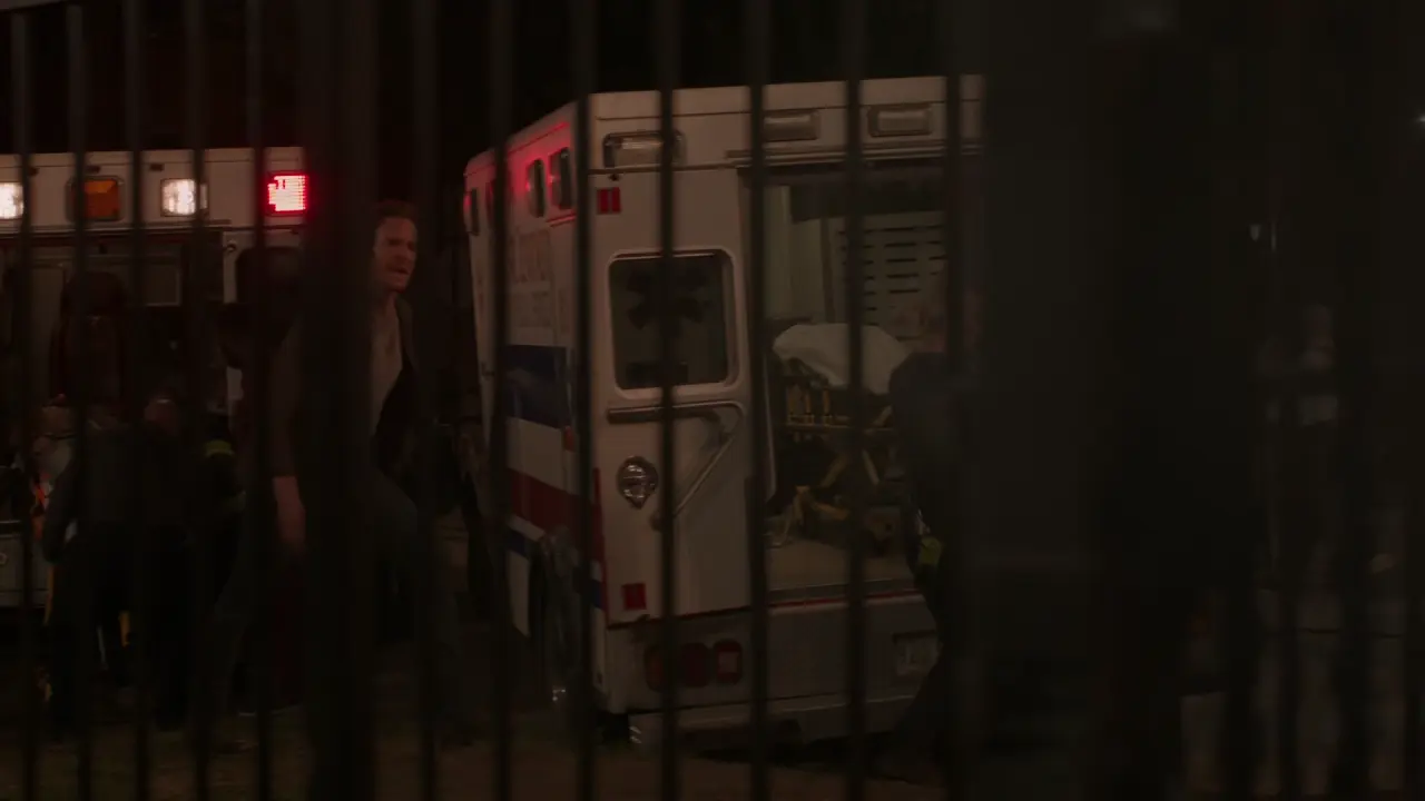 Chicago.Med.S08E01.Si.comincia.contando.le.perdite.1080p.WEBMux.ITA.ENG.x265-BlackBit[screenshot 1]