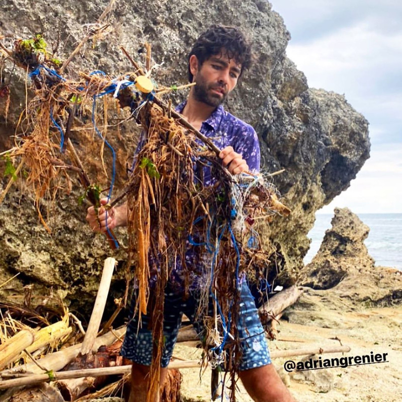 Potret Adrian Grenier saat melakukan kegiatan memberisihkan pantai di Bali