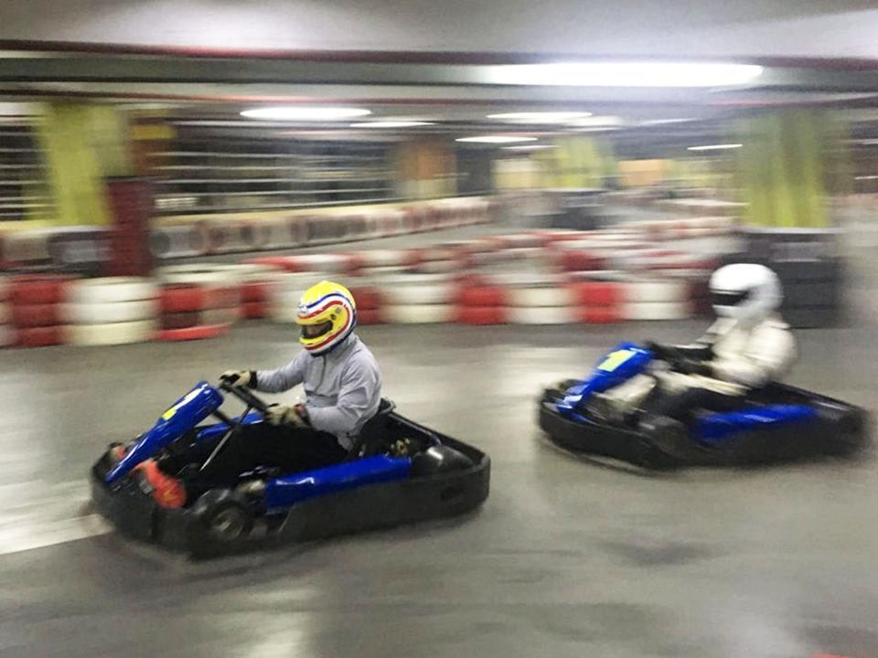 Pengunjung tengah menikmati permainan Speedy Karting di Plaza Semanggi, Jakarta