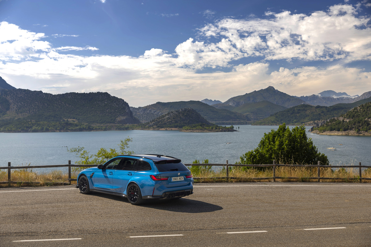 P90612629_highRes_bmw-m3-cs-touring (1)