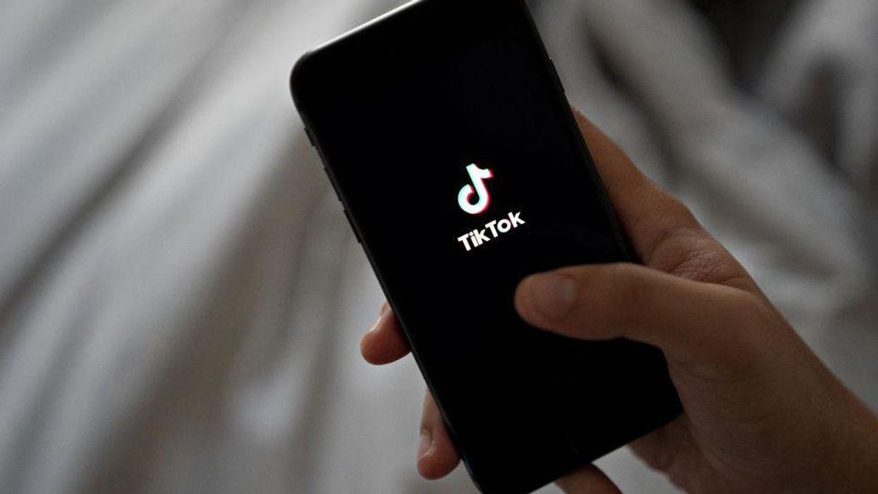 En TikTok, a este hombre lo llevaron amarrado a vacunarse contra Covid-19