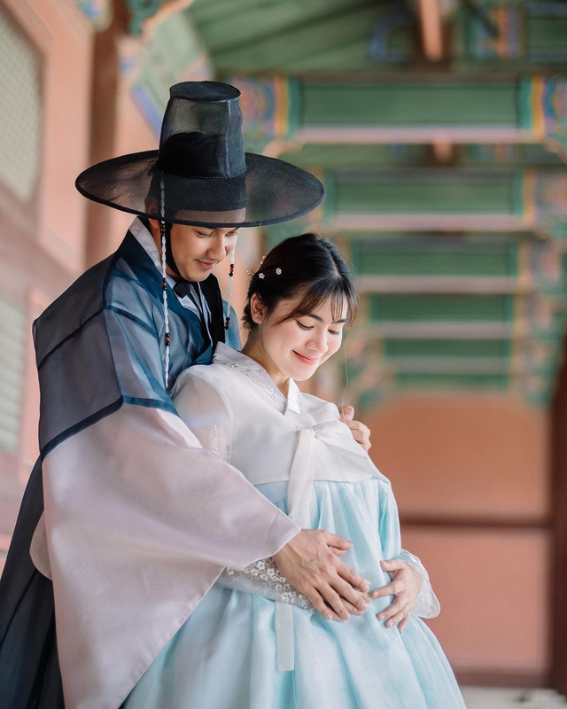 Momen bahagia keluarga kecil Felicya Angelista dan Caesar Hito saat menikmati liburan ke Korea Selatan.