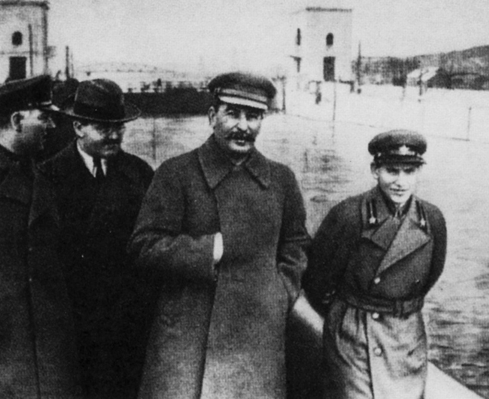 https://i.postimg.cc/R0f9rSPW/Nikolai-Yezhov-with-Stalin-and-Molotov-along-the-Volga-Don-Canal-orignal.jpg