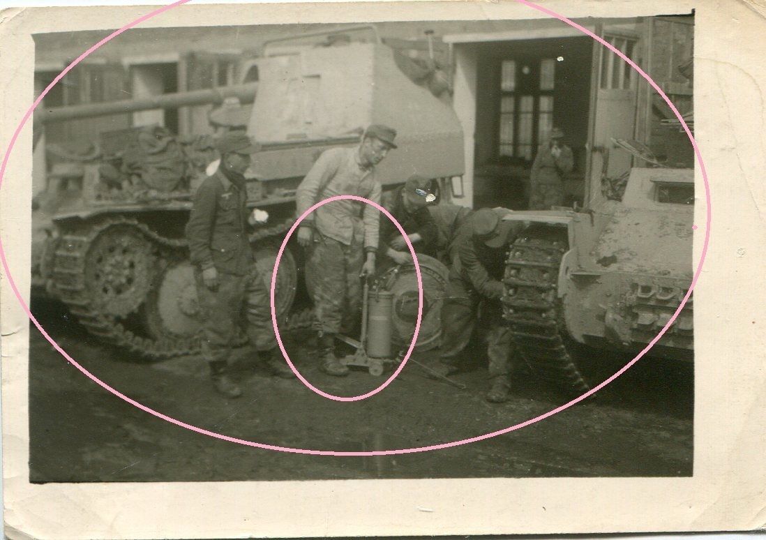 Foto WW II Panzer Jäger in Kaserne Ketten Repera