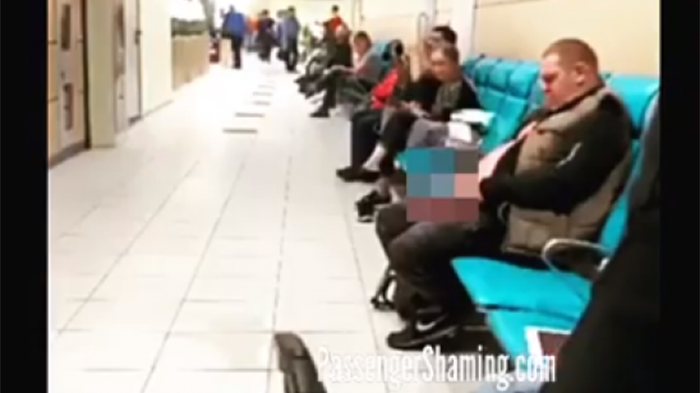 Seorang penumpang buang air kecil di kursi tunggu bandara