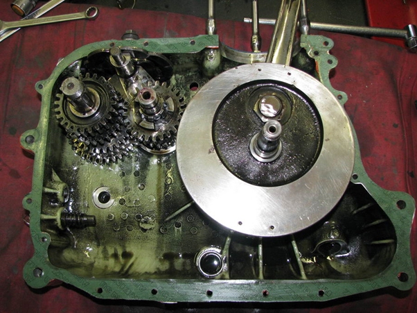 Carter gauche avec vilebrequin dedans