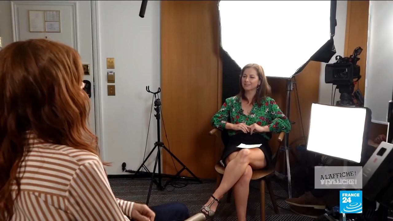 Isabelle Huppert, baronne de la drogue dans une comédie burlesque.mp4_snapshot_03.34.320
