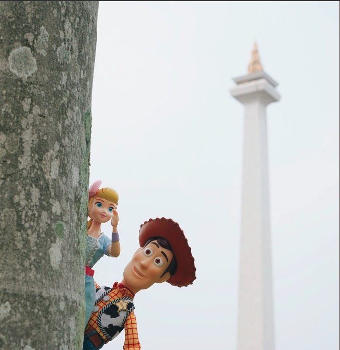 Bo peep dan Woody tampak bersembunyi di balik pohon.