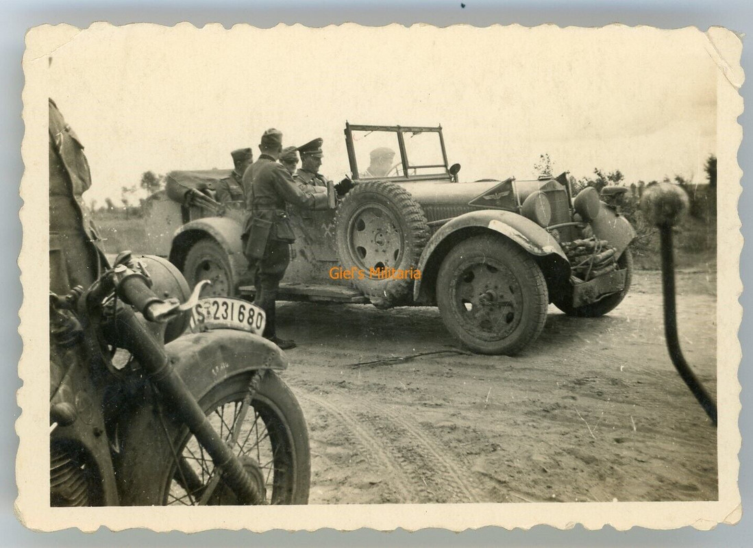 Orig. Foto Mercedes Kübelwagen, Motorrad, Divisionswappen, Fahne am Wagen