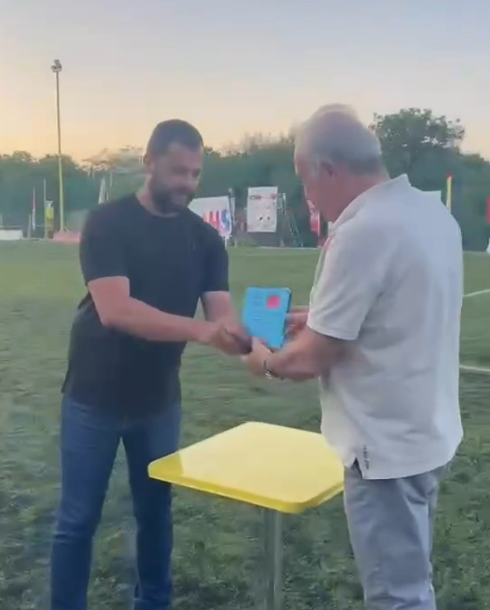 Η SOCCA CHIOS ΤΙΜΗΣΕ ΤΟΝ ΓΙΑΝΝΗ ΖΑΝΝΑΡΑ ΓΙΑ ΤΗΝ ΠΡΟΣΦΟΡΑ ΤΟΥ ΣΤΟΝ ΒΑΡΒΑΣΙΑΚΟ ΚΑΙ ΤΟΝ ΑΘΛΗΤΙΣΜΟ