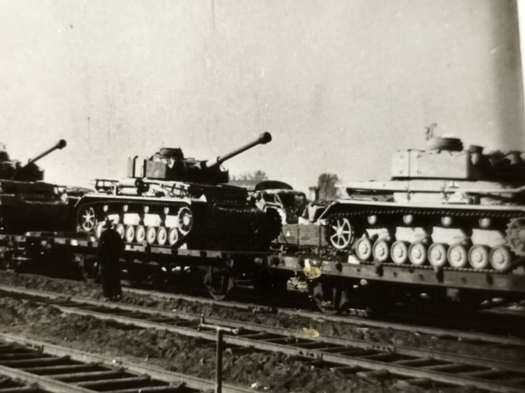 2.WK Hammerfoto Panzer IV.Langrohr Turmschürzen im anrollen Bahntransport 1943 (1)