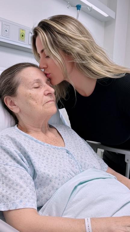 Eu beijando minha mãe no hospital