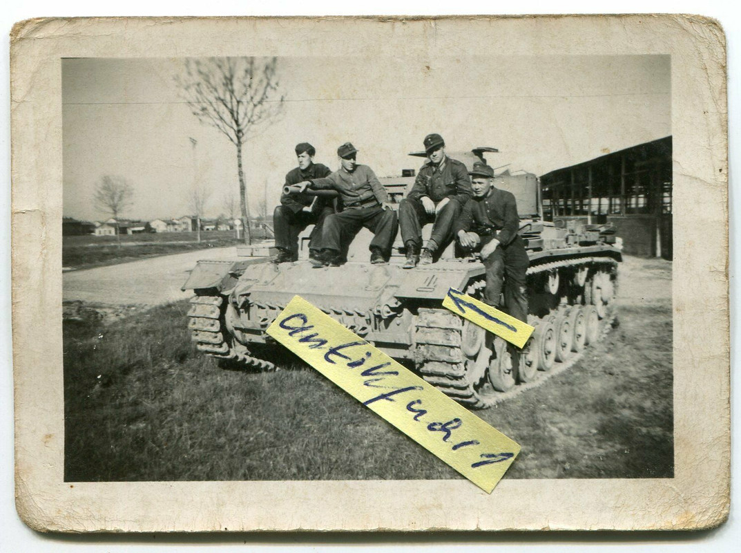 Deutscher Front-Panzer III mit Turmschürze u.taktischem Zeichen