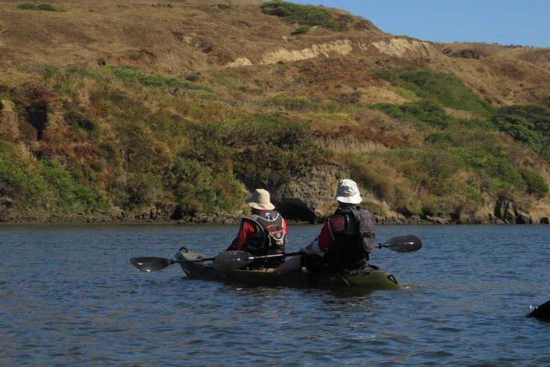 Kayak doble navegando frente a un cerro en el río Rapel